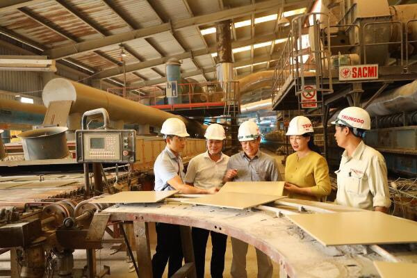 Lãnh đạo Đảng ủy khối DN tỉnh và Công ty trong 1 lần thăm dây chuyền sản xuất tại Nhà máy Granite Trung Đô tại KCN Bắc Vinh. Ảnh: Tư liệu
