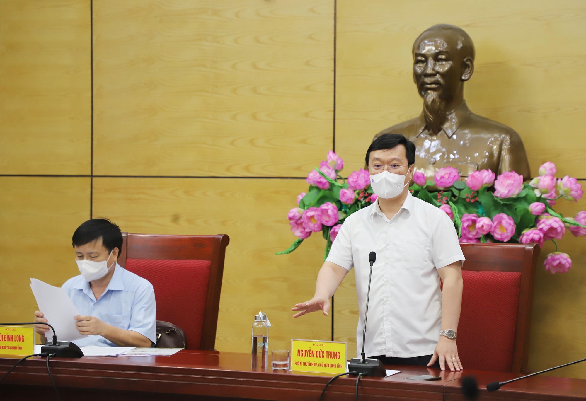 Chủ tịch UBND tỉnh Nguyễn Đức Trung yêu cầu không thu tiền người dân thành phố Vinh trong việc test nhanh. Ảnh: Phạm Bằng