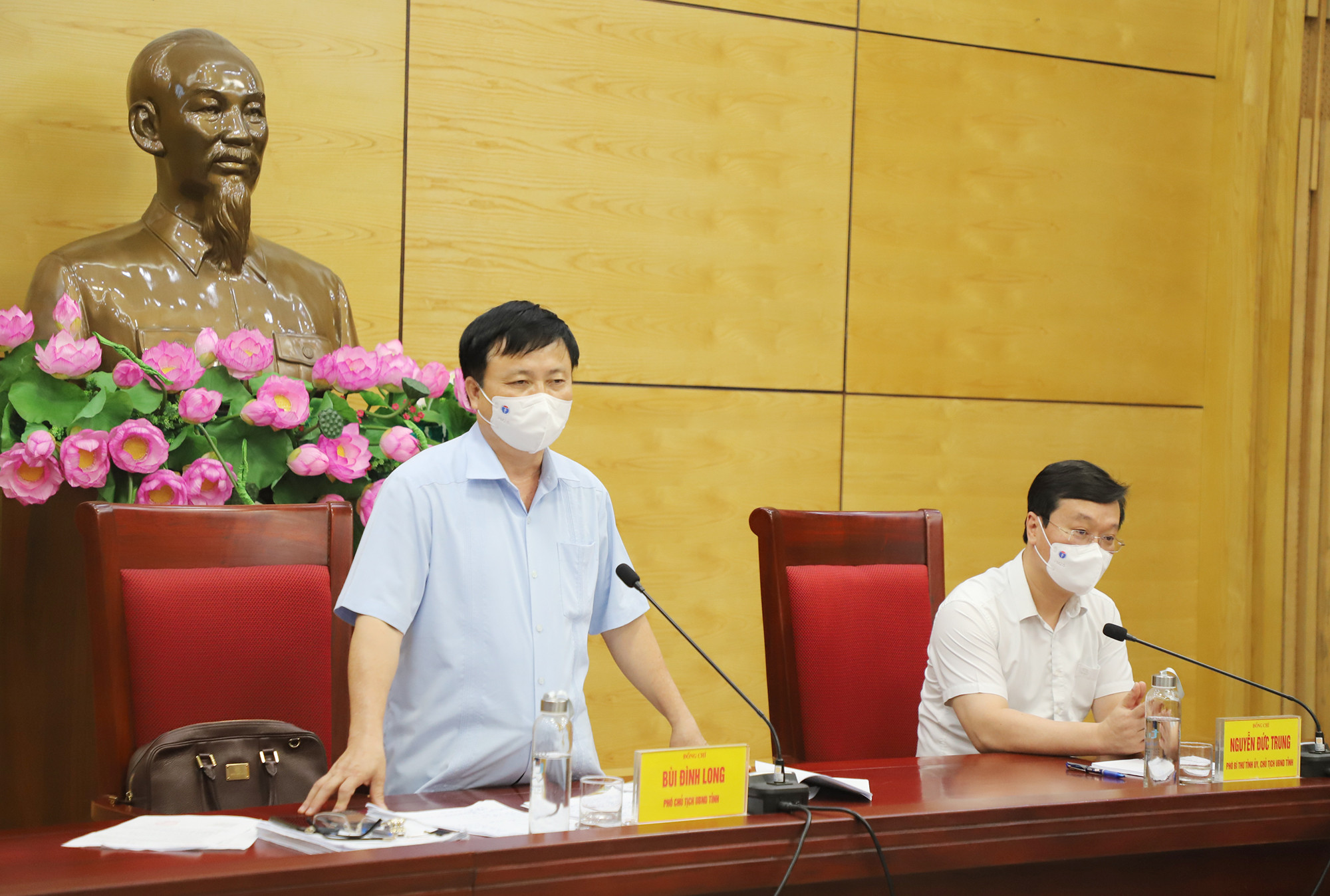 Đồng chí Bùi Đình Long - Phó Chủ tịch UBND tỉnh phát biểu tại cuộc họp. Ảnh: Phạm Bằng