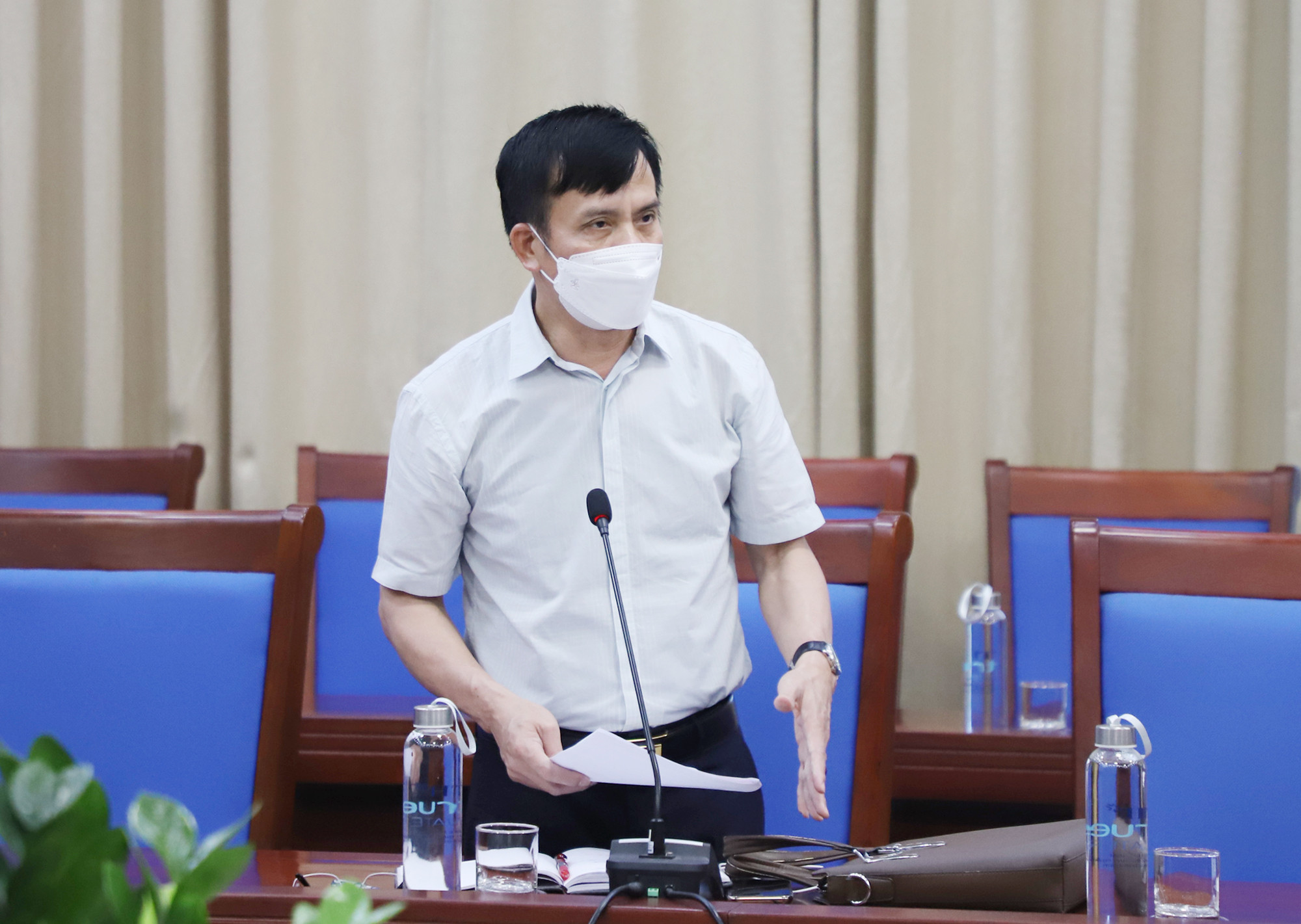 Chủ tịch UBND TP Vinh Trần Ngọc Tú báo cáo kế hoạch triển khai test nhanh cho người dân trên địa bàn. Ảnh: Phạm Bằng