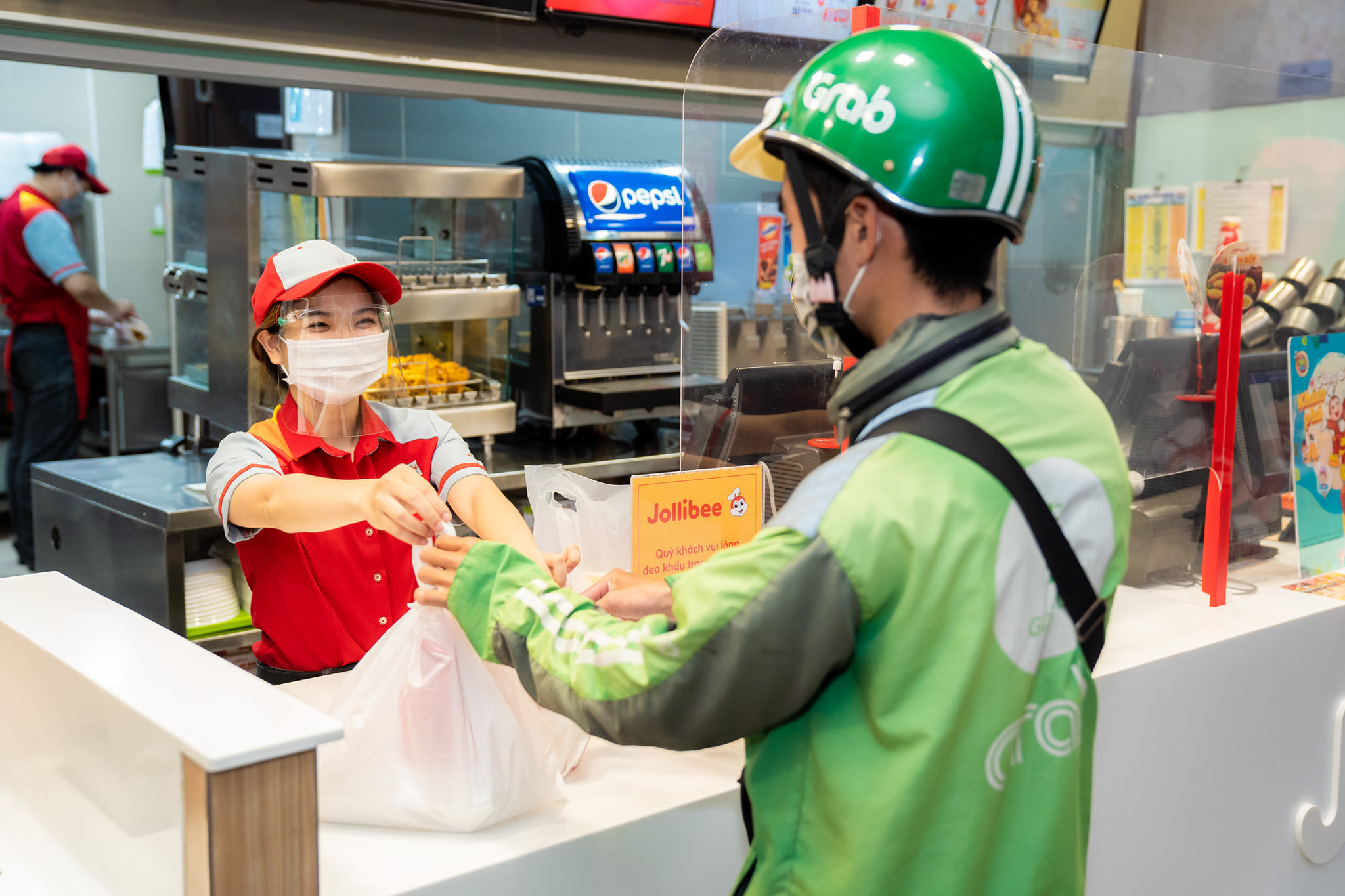 Hiện các siêu thị đang tăng cường bán hàng trực tuyến, miễn phí giao hàng cho người dân. Ảnh: Thanh Phúc