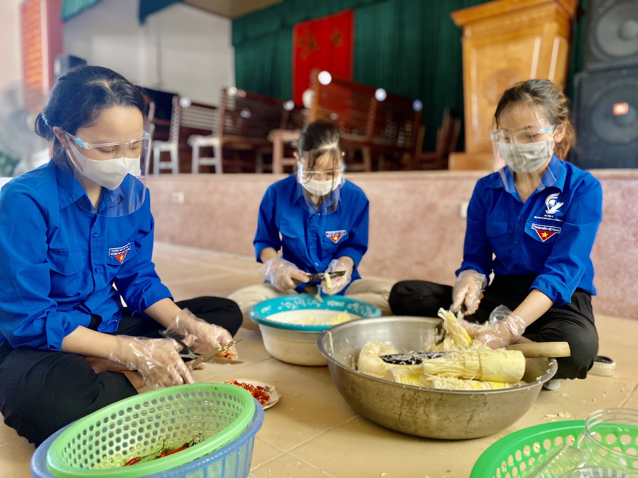 Trong quá trình sơ chế, chế biến, các bạn trẻ tự trang bị khẩu trang, kính chắn giọt bắn để đảm bảo công tác phòng dịch.