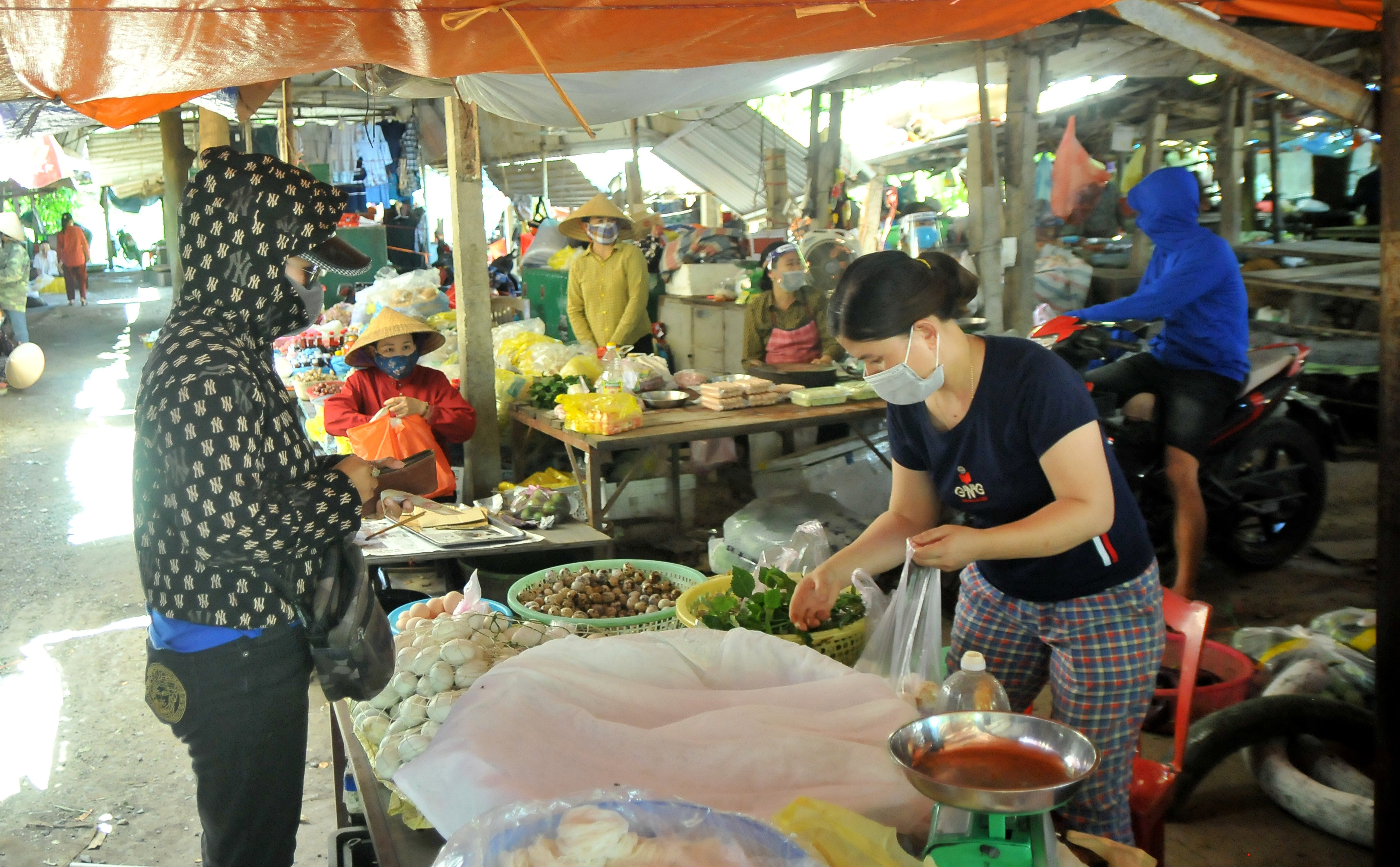 Tại chợ Nghi Ân, các gian hàng thực phẩm, rau, củ quả vẫn hoạt động bình thường để phục vụ người dân. Ảnh Tiến Đông