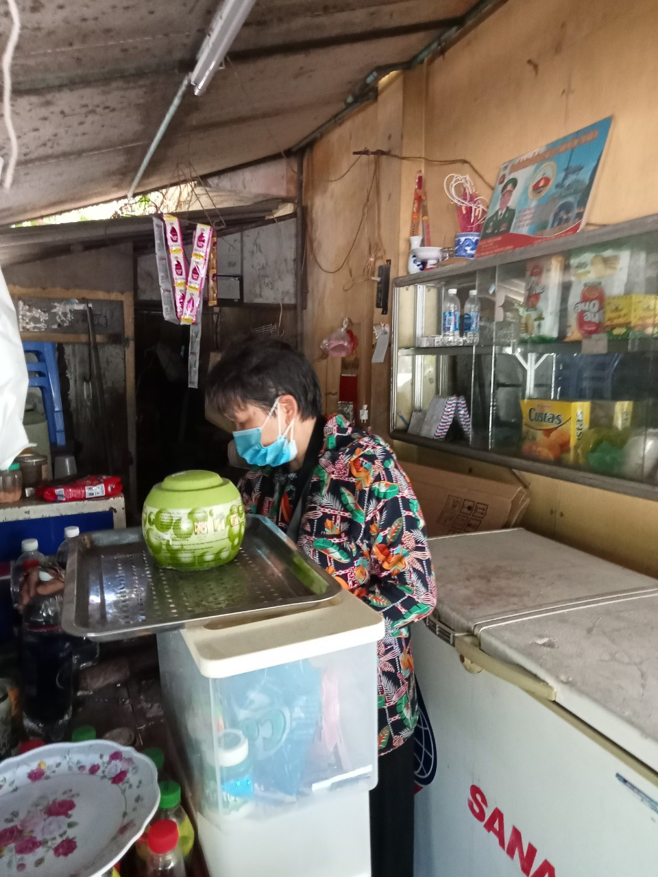 Bà Phan Thị Lài, chủ cửa hàng kinh doanh tại số 33, đường Quang Trung hoang mang trước tài sản bị lục lọi và bị đánh cắp.