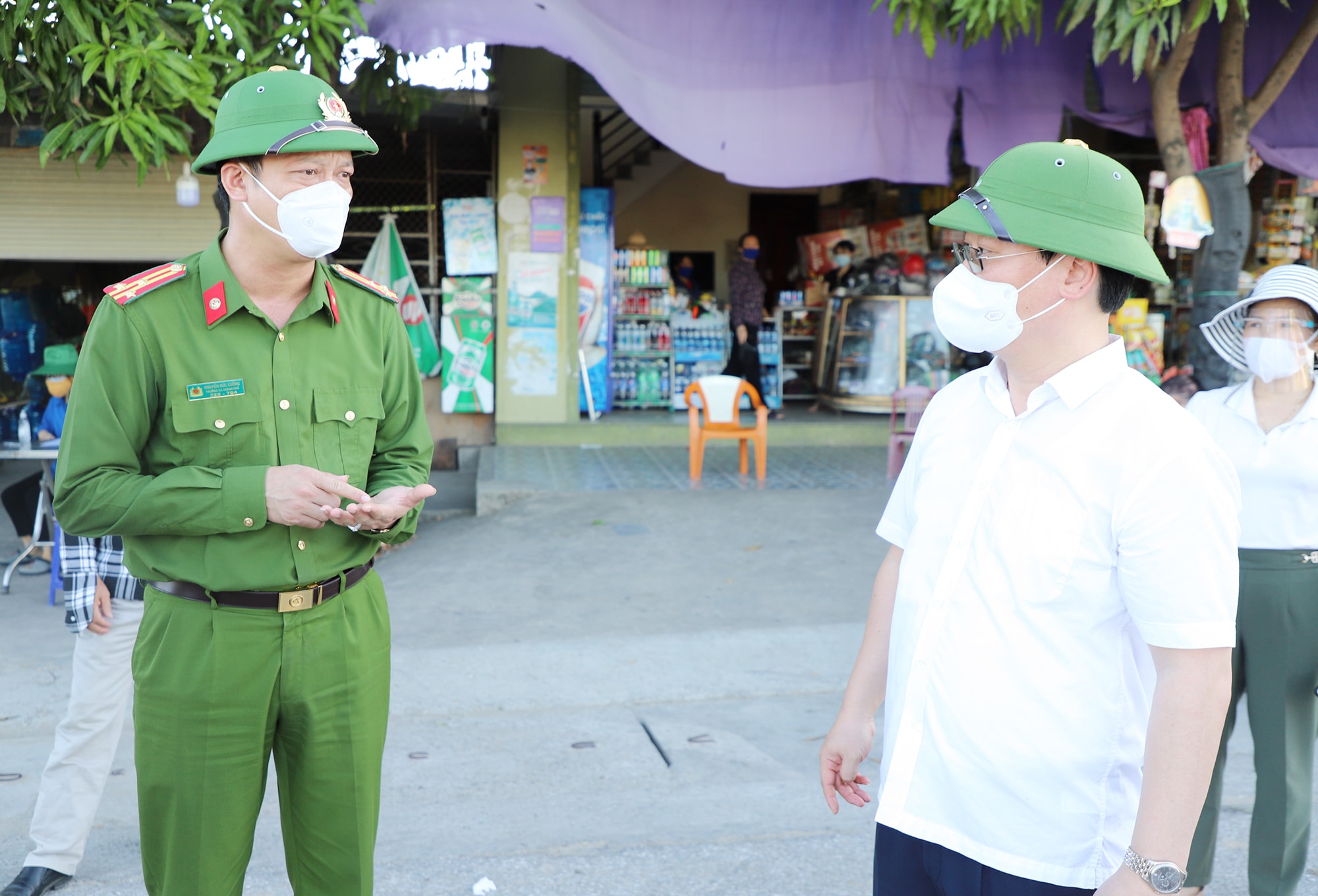 Chủ tịch UBND tỉnh đề nghị Trưởng Công an TP Vinh quan tâm điều kiện sinh hoạt cho cán bộ, chiến sỹ tại các chốt. Ảnh: Phạm Bằng