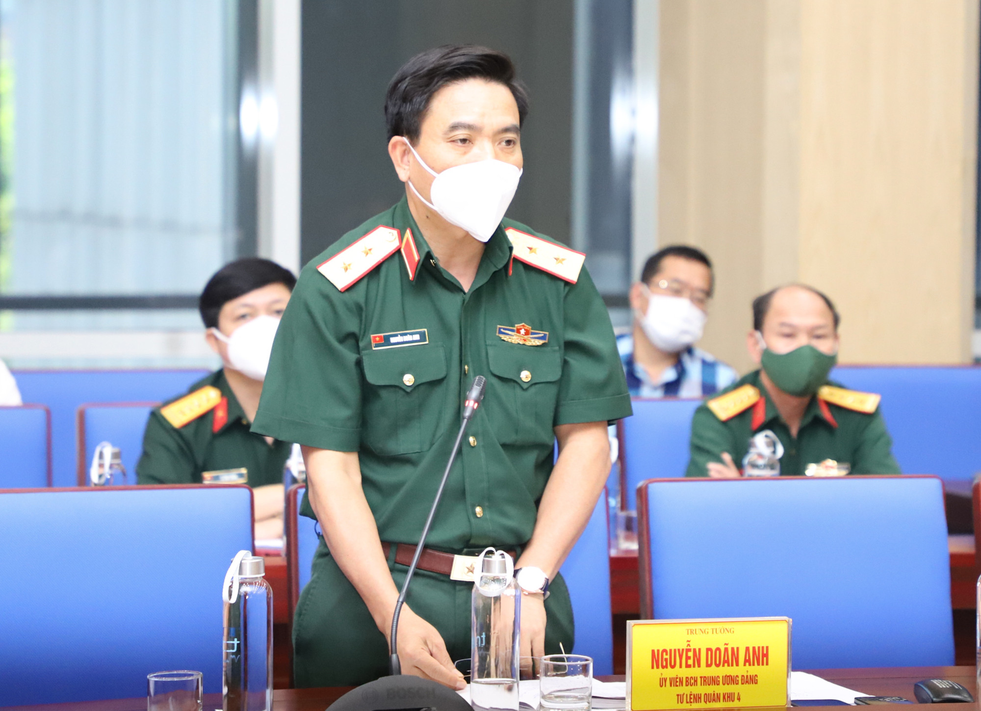 Trung tướng Nguyễn Doãn Anh - Tư lệnh Quân khu 4 phát biểu tại buổi làm việc. Ảnh: Phạm Bằng