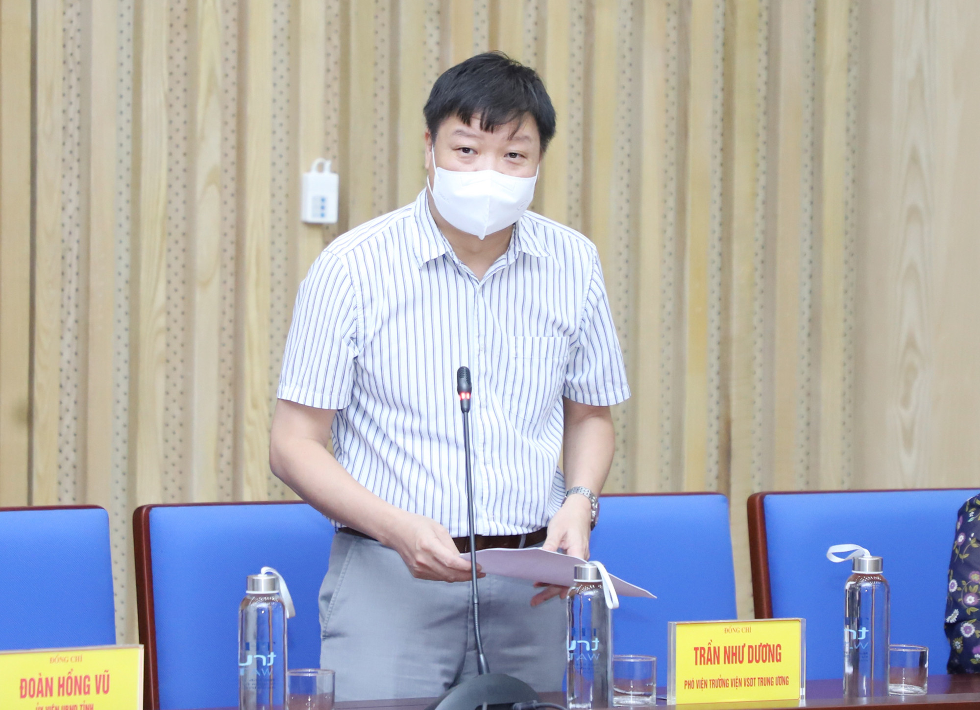 Đồng chí Trần Như Dương - Phó Viện trưởng Viện Vệ sinh dịch tễ Trung ương phát biểu tại buổi làm việc. Ảnh: Phạm Bằng