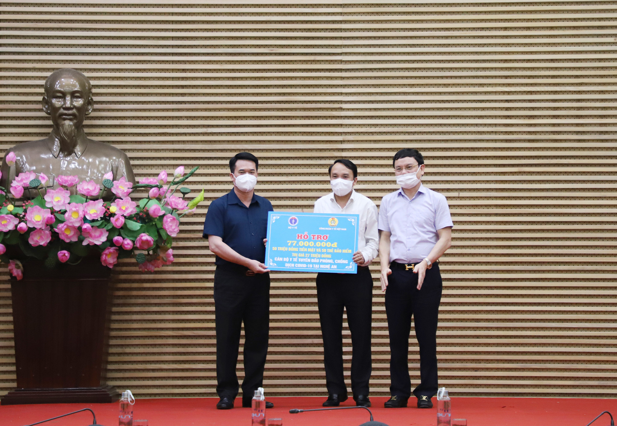 Công đoàn ngành Y tế trao quà cho tỉnh Nghệ An. Ảnh: Phạm Bằng