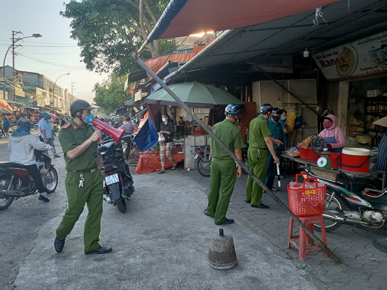 Ngoài việc căng mình tăng cường cho các chốt kiểm soát phòng chống dịch Covid-19 trên địa bàn thành phố, lực lượng Công an phường Hồng Sơn lại phải đi ra nhắc nhở, lập trật tự tại khu vực chợ. Ảnh: Tiến Đông