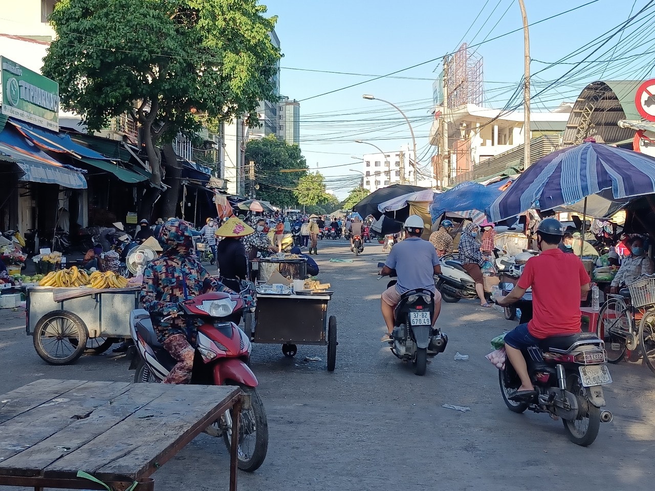 Vào chiều nay, ngày 20/6 người dân tụ tập rất đông tại con đường trước cổng chợ Vinh để mua bán thực phẩm, bất chấp yêu cầu 