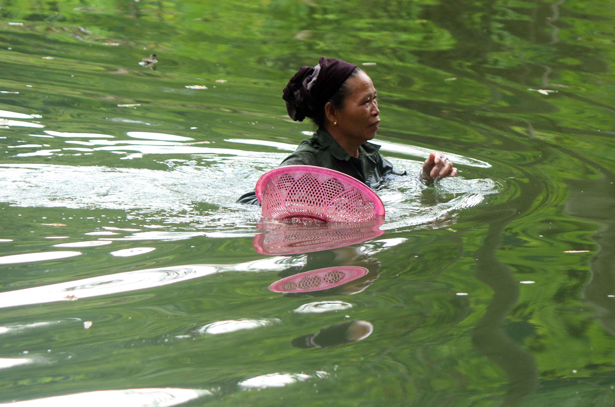 Những đoạn nước sâu, nhiều người còn phải bơi lặn trên sông như một “rái cá” thực thụ. Ảnh: Đào Thọ