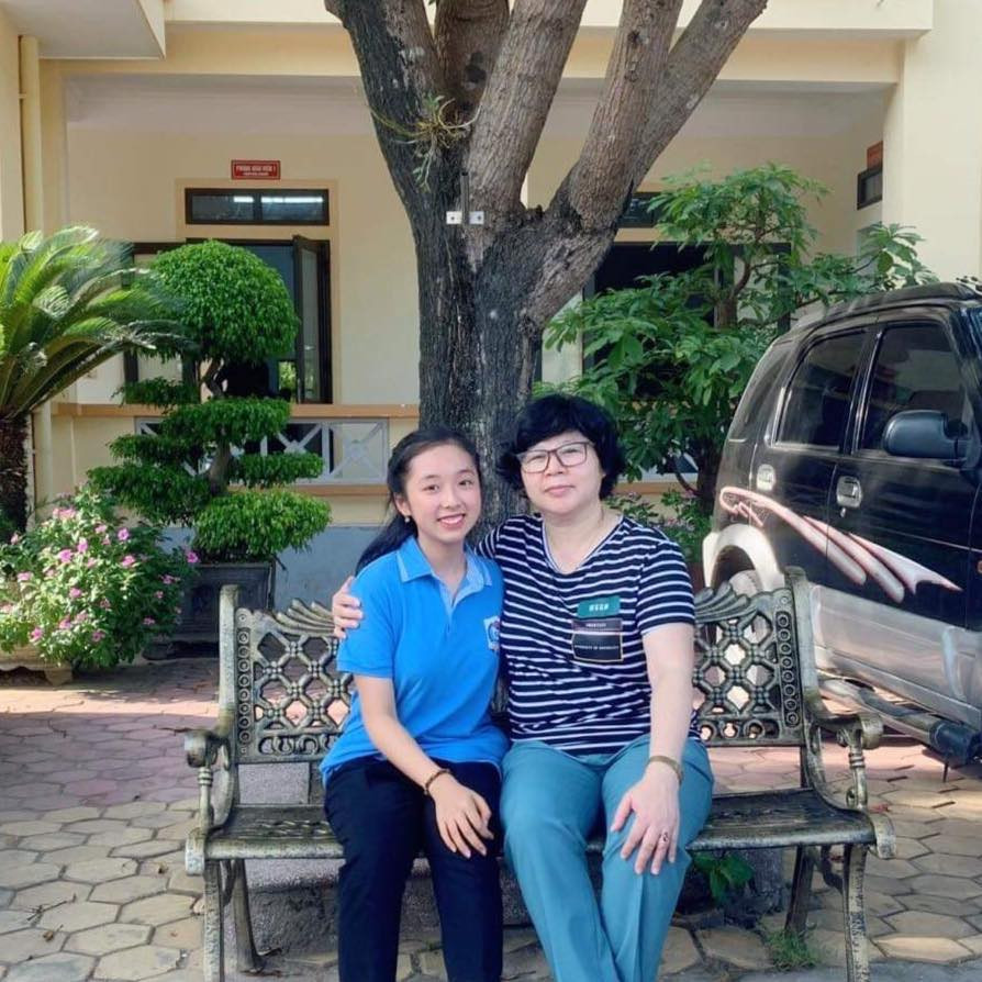 Trần Ngọc Vân Trang và cô giáo dạy Tiếng Anh của lớp 9G. Ảnh: NVCC