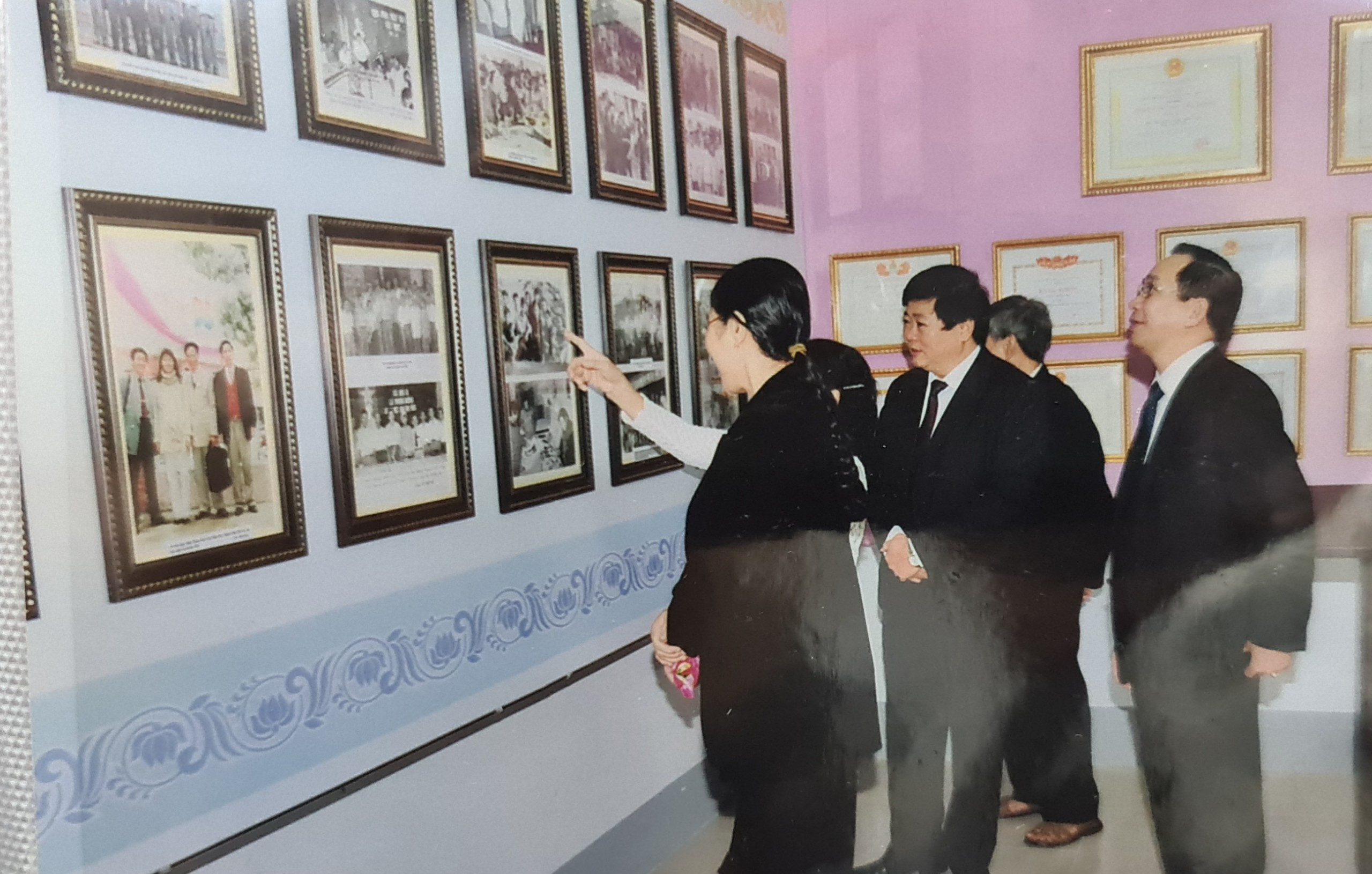 Ông Nguyễn Thế Kỷ cùng các đồng nghiệp tại Phòng truyền thống Báo Nghệ An. Ảnh tư liệu