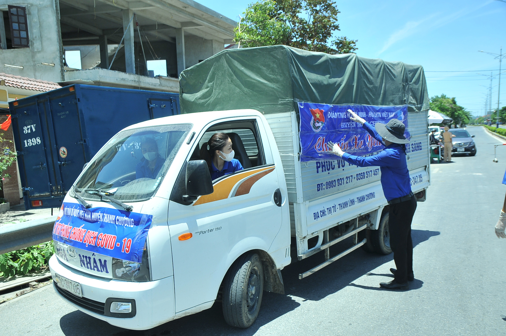 Chị Nguyễn Thị Thân - Đoàn xã Thanh Lĩnh đã tự tay cầm lái chiếc xe tải chở 1,5 tấn hàng từ Thanh Chương xuống tiếp sức cho thành phố Vinh.