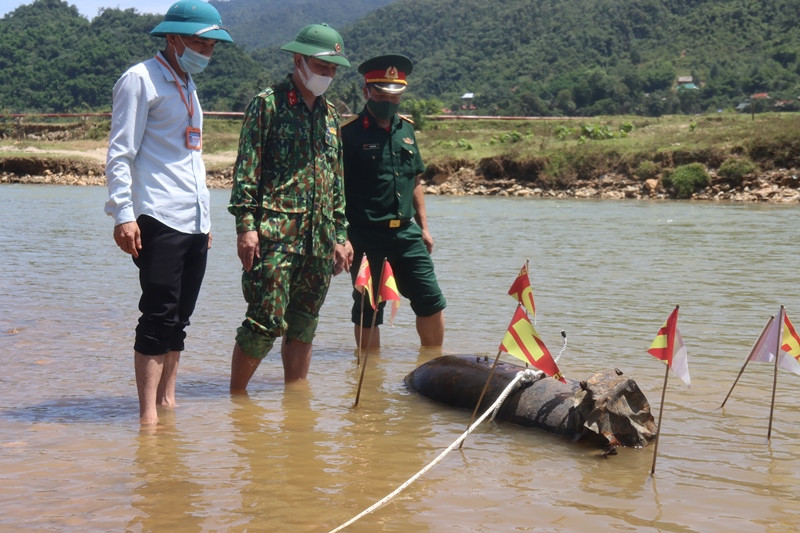 Lực lượng dân quân xã Quang Phong phải dùng bè để di dời quả bom đến địa điểm hủy nổ