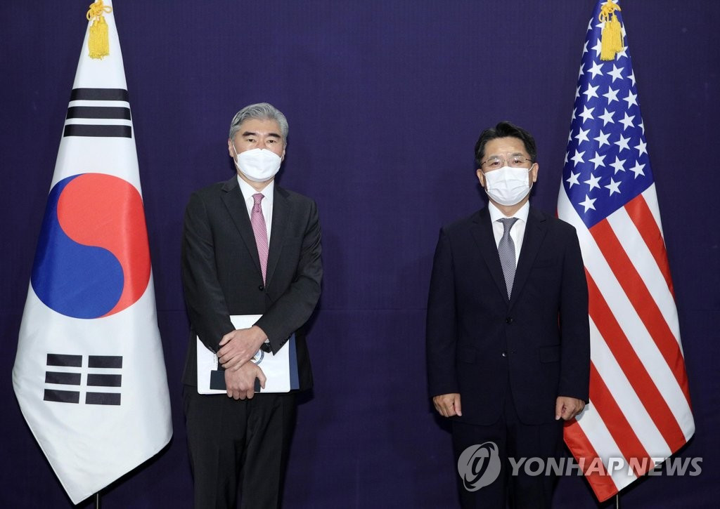 Đặc phái viên cấp cao về hạt nhân của Hàn Quốc Noh Kyu-duk (phải) và người đồng cấp Mỹ Sung Kim tại Bộ Ngoại giao ở Seoul hôm 21/6. Ảnh: Yonhap