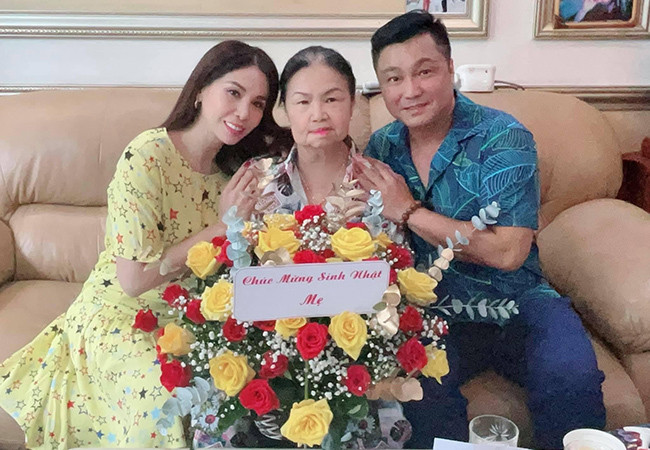Hai anh em Lý Hùng - Lý Hương sum họp mừng sinh nhật mẹ. 