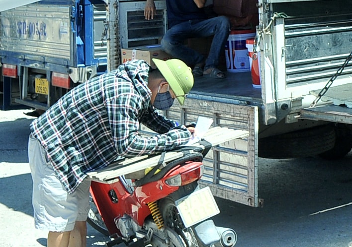 Anh Hùng, một lái xe tải tuyến Vinh - Ba Đồn (Quảng Bình) cho biết, do bến xe Chợ Vinh phải dừng hoạt động nên lái xe phải tập kết bên ngoài đường tránh. Nhu cầu hàng hóa của các địa phương khác vẫn bình thường nên xe tải vẫn hoạt động được. Xuất phát từ Quảng Bình từ 4h sáng, ra đến Vinh lúc 8h, 
