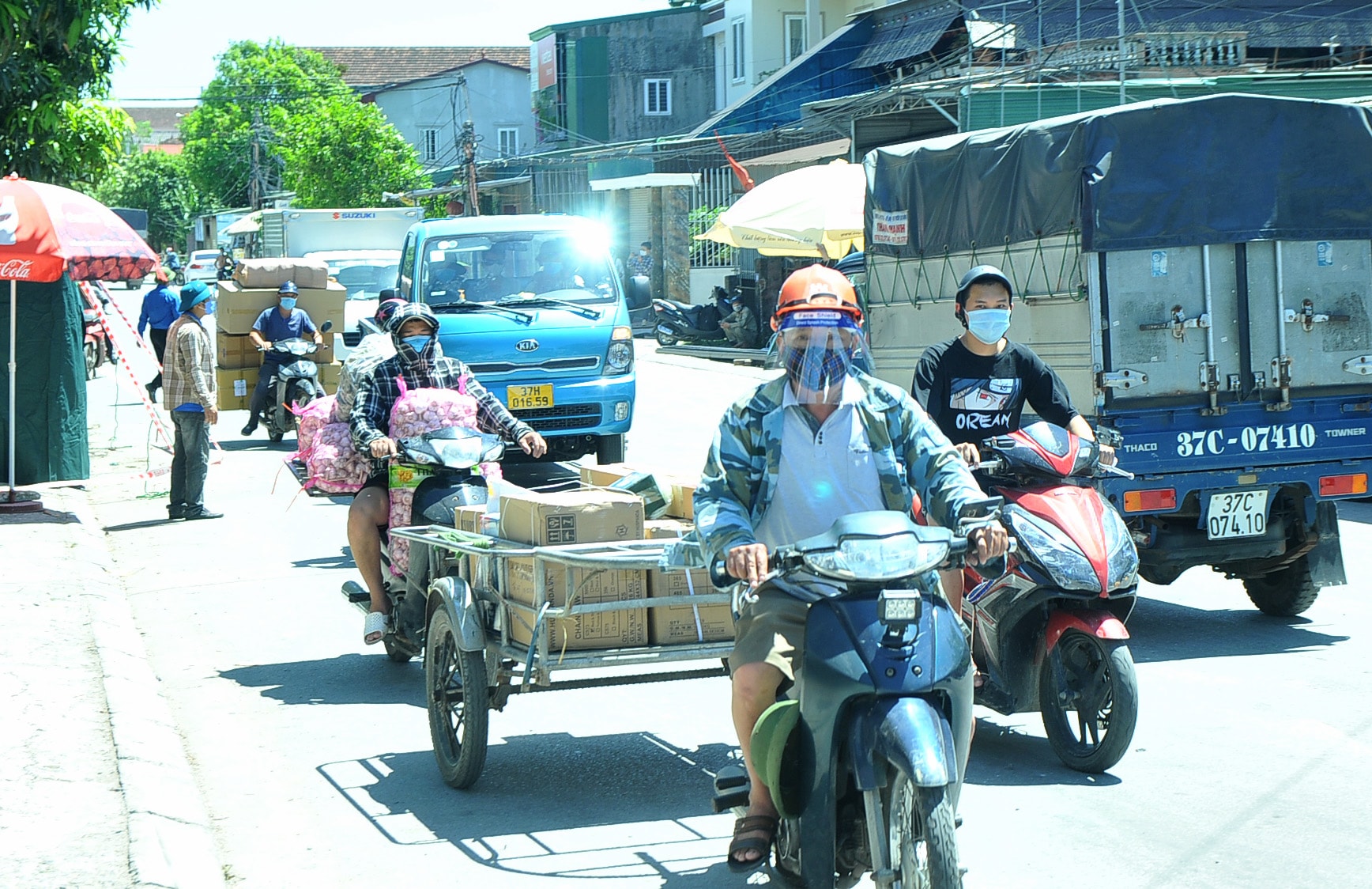 Những người làm nghề xe kéo, chở hàng trước nay hoạt động khu vực Chợ Vinh và bến xe Chợ Vinh nay phải đi qua chốt kiểm soát để chở hàng ra xe tải. Ảnh: Tiến Đông