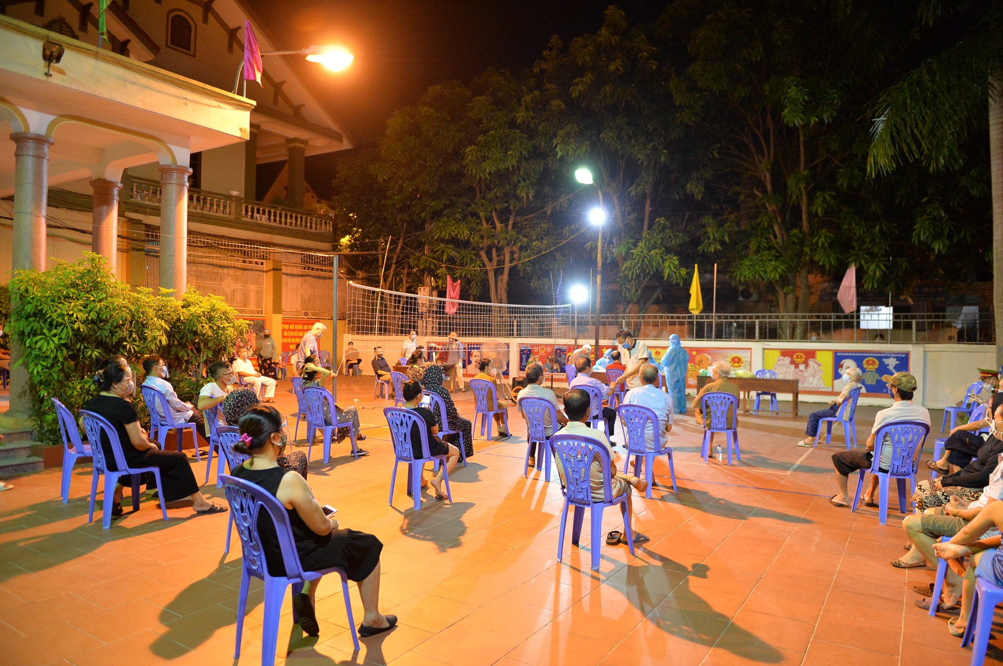 Người dân thành phố Vinh tham gia lấy mẫu xét nghiệm COVID-19 cộng đồng. Ảnh: Thành Cường