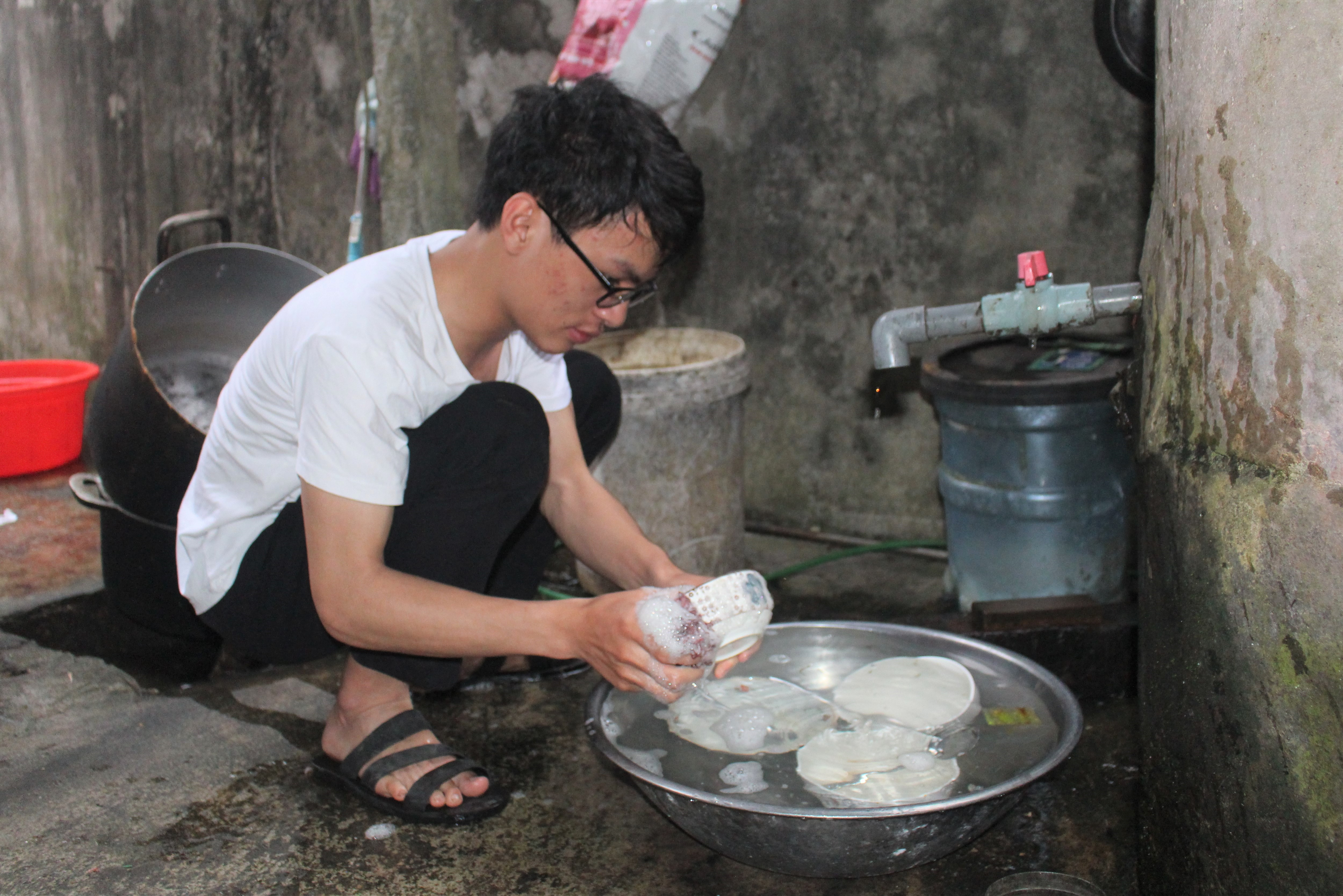 Hiểu được hoàn cảnh của gia đình, Nguyễn Bá Đạt tranh thủ phụ giúp bố mẹ dọn dẹp nhà cửa 