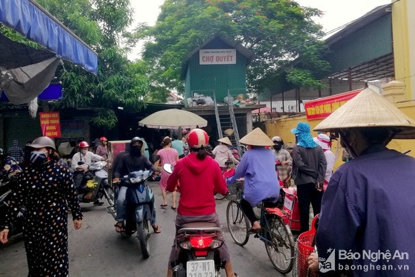 Chợ Quyết, phường Bến Thủy có lượng người mua sắm tăng đột biến trong sáng 23/6. Ảnh: Q.A