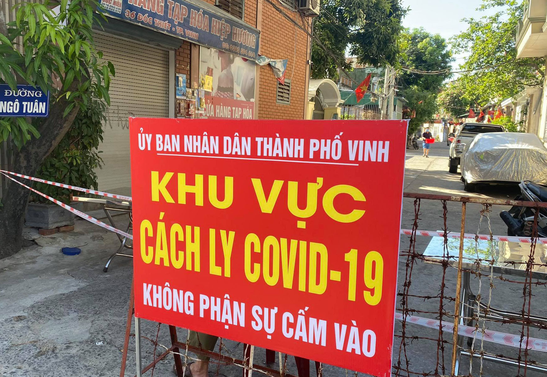 Các giáo viên sẽ được tăng cường về hỗ trợ các điểm chốt đang có khu dân cư phải cách ly vì có bệnh nhân Covid - 19. Ảnh: MH