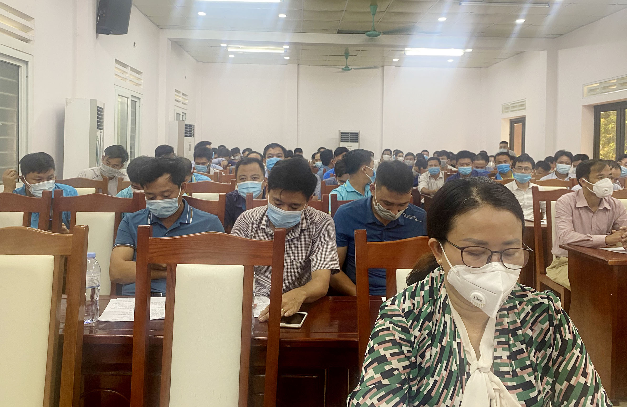 Các giáo viên của thành phố Vinh tham gia tăng cường cho phòng chống dịch ở tuyến cơ sở. Ảnh: PV.