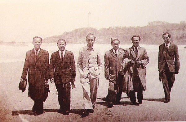 Kỹ sư Võ Quý Huân (ngoài cùng bên phải) đi cùng với đoàn của Hồ Chủ tịch tại Pháp năm 1946.
