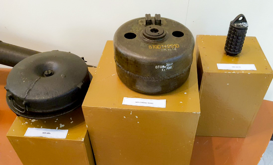 Các loại mìn và lựu đạn được chế tạo từ nguyên liệu của lò gang do kỹ sư Võ Quý Huân thiết kế trưng bày tại Bảo tàng Quân khu 4. Ảnh Thành Duy