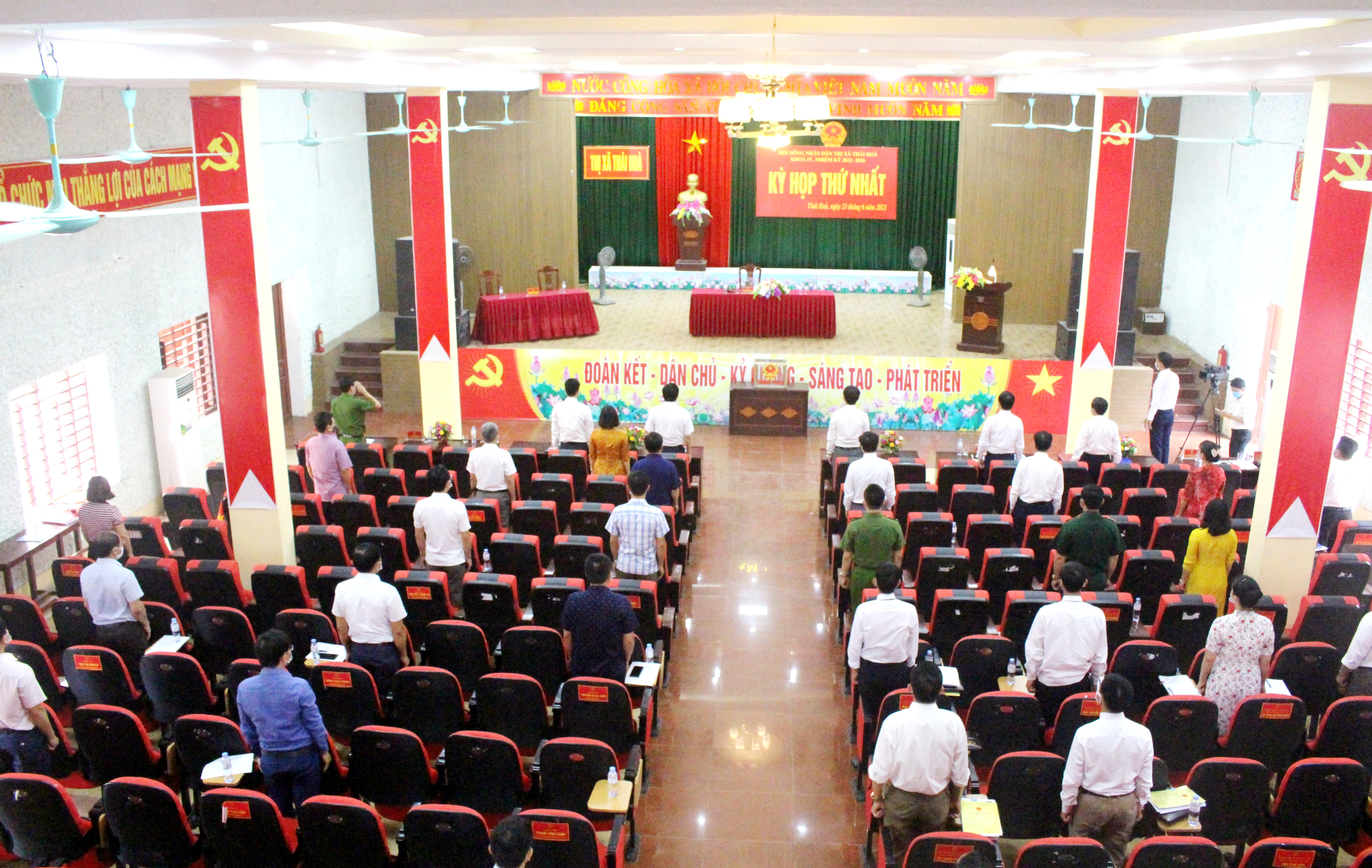 Toàn cảnh kỳ họp thứ Nhất của HĐND thị xã Thái Hòa, nhiệm kỳ 2021-2026, Ảnh Trần Tuấn