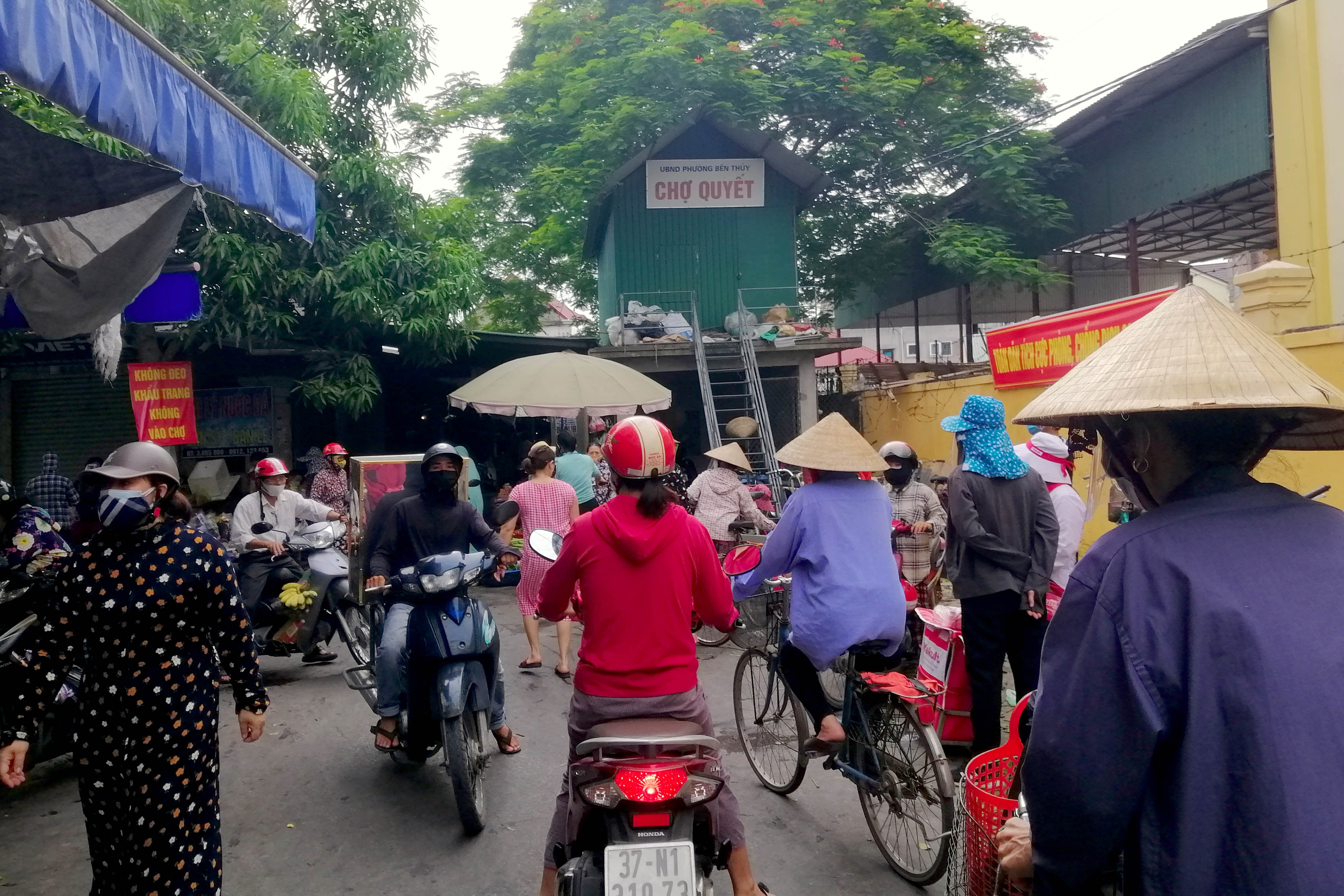 Chợ Quyết, phường Bến Thủy có lượng người mua sắm tăng đột biến trong sáng 23/6. Ảnh: Q.A