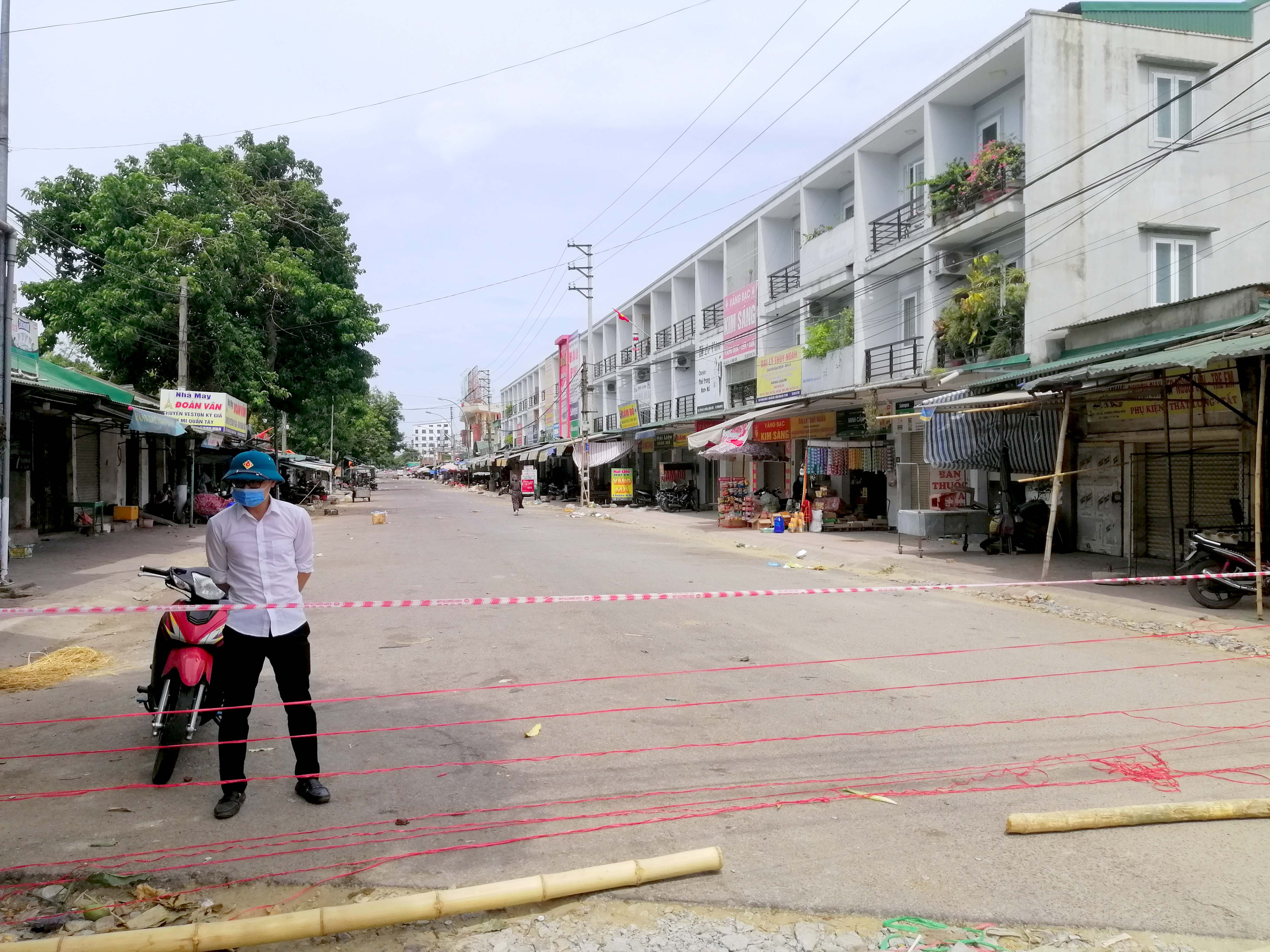 Tuyến đường Lê Hồng Sơn nối 2 khu chợ vắng tanh khi bị phong tỏa. Ảnh: Quang An