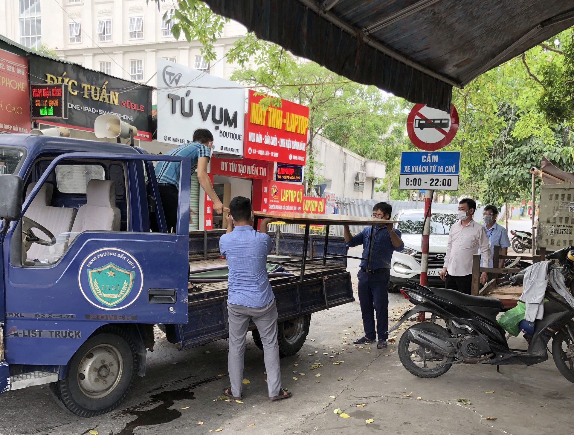 Các hàng quán lấn chiếm vỉa hè, tập trung đông người bị xử lý trong sáng 23/6. Ảnh: Q.A