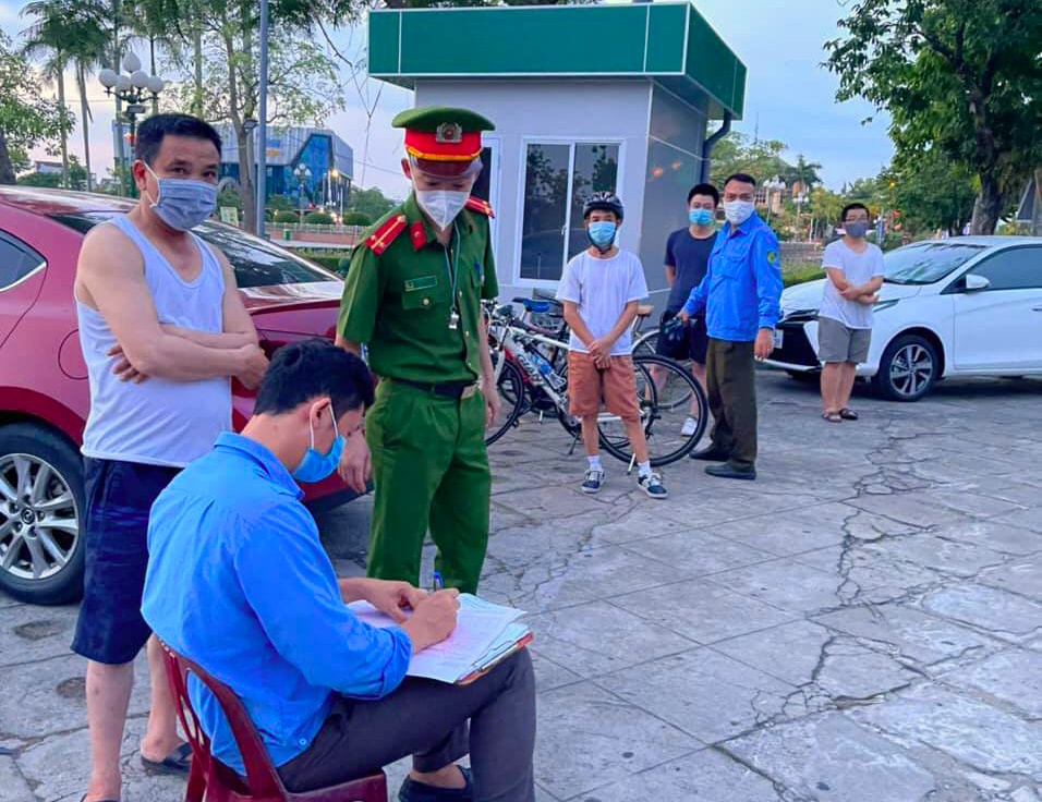 Lực lượng chức năng phường Trường Thi xử phạt các trường hợp vi phạm. Ảnh: Q.A