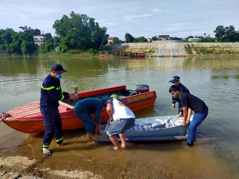Thi thể nạn nhân được tìm thấy bên bờ sông thuộc địa phận xã Đặng Sơn. Ảnh: Ngọc Phương