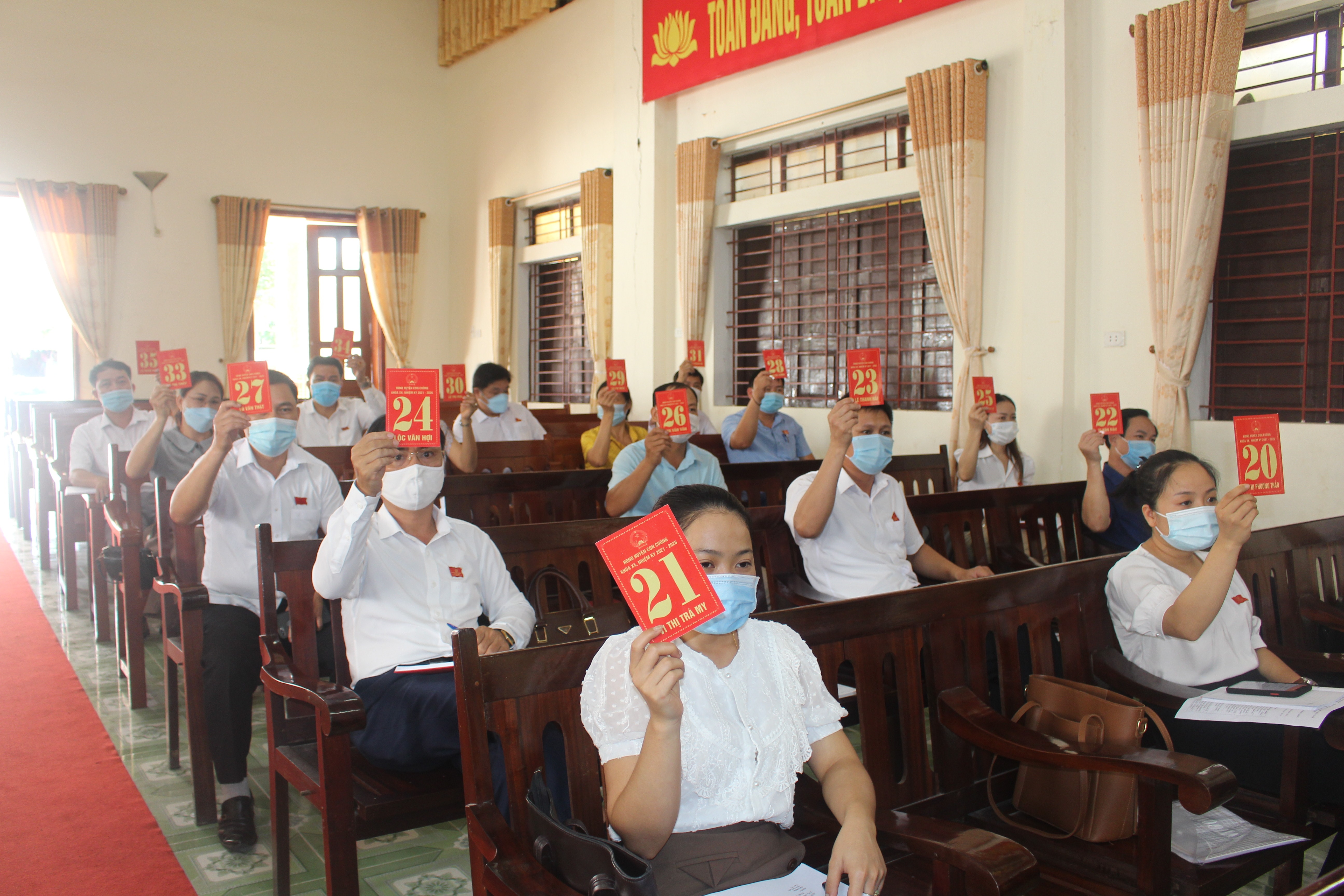 Các đại biểu thông qua các nghị quyết của kỳ họp thứ Nhất HĐND huyện Con Cuông. Ảnh Bảo Hân