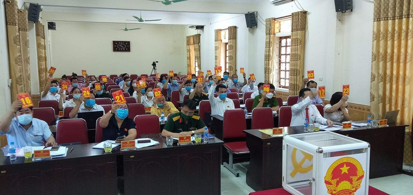 HĐND huyện Kỳ Sơn tổ chức kỳ họp thứ nhất. Ảnh Hồng Thoa