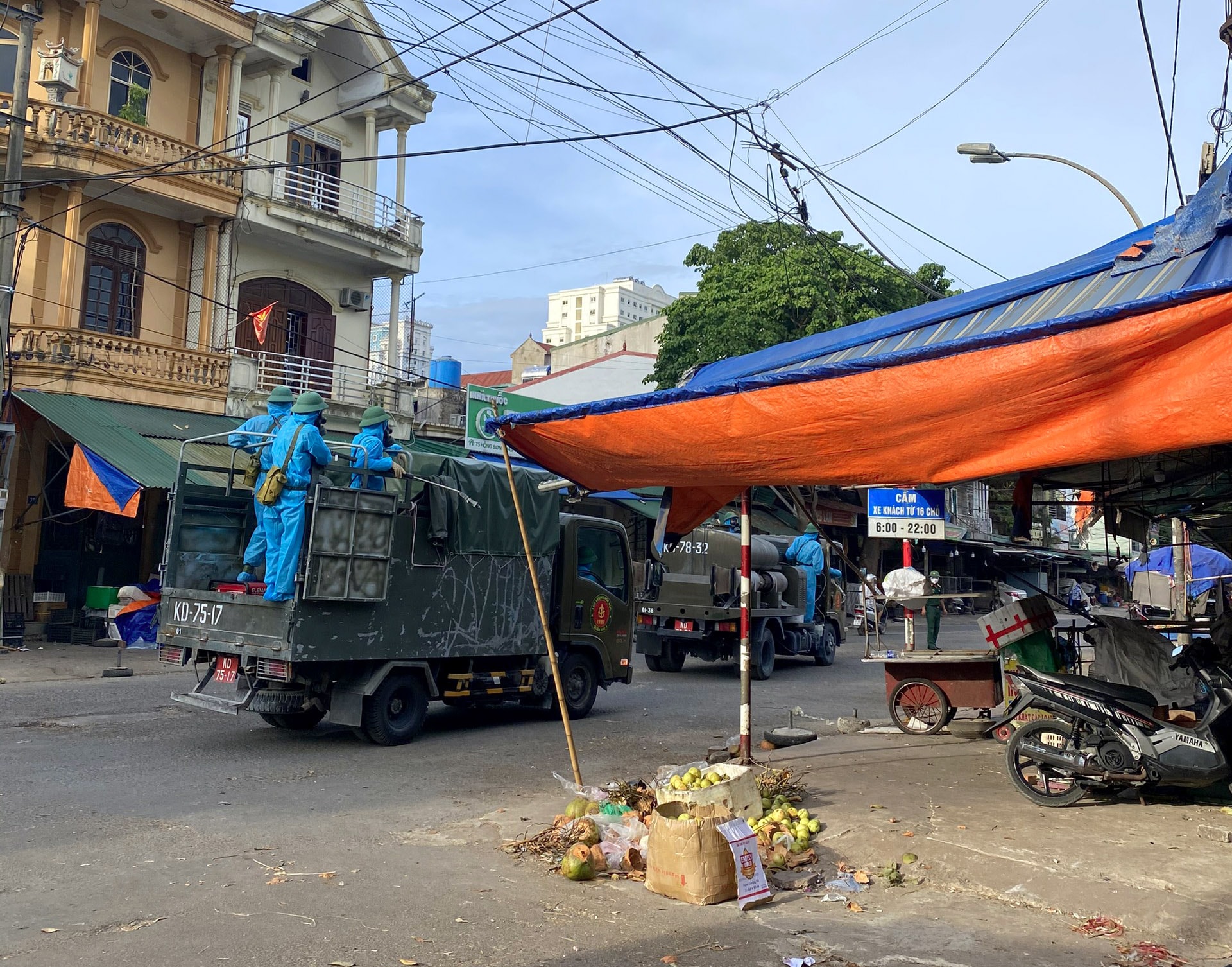 Lực lượng phòng hóa đã được phân công phun tiêu độc khử trùng toàn bộ khu chợ đầu mối. Ảnh: P.V