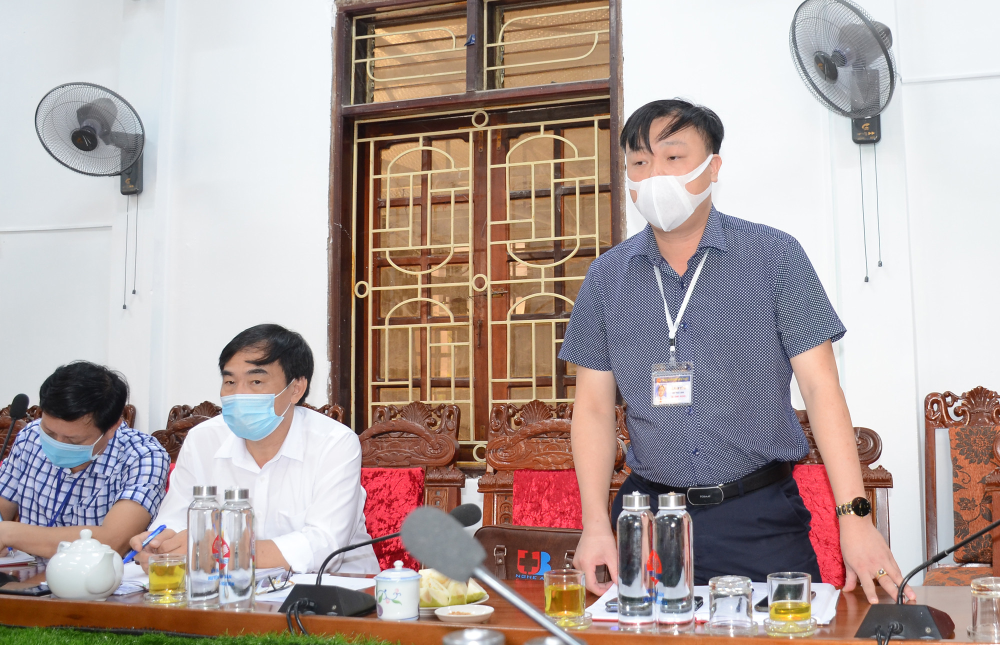 Chủ tịch UBND huyện Hưng Nguyên Lê Phạm Hùng báo cáo công tác phòng chống dịch COVID-19 của huyện. Ảnh: Thành Chung