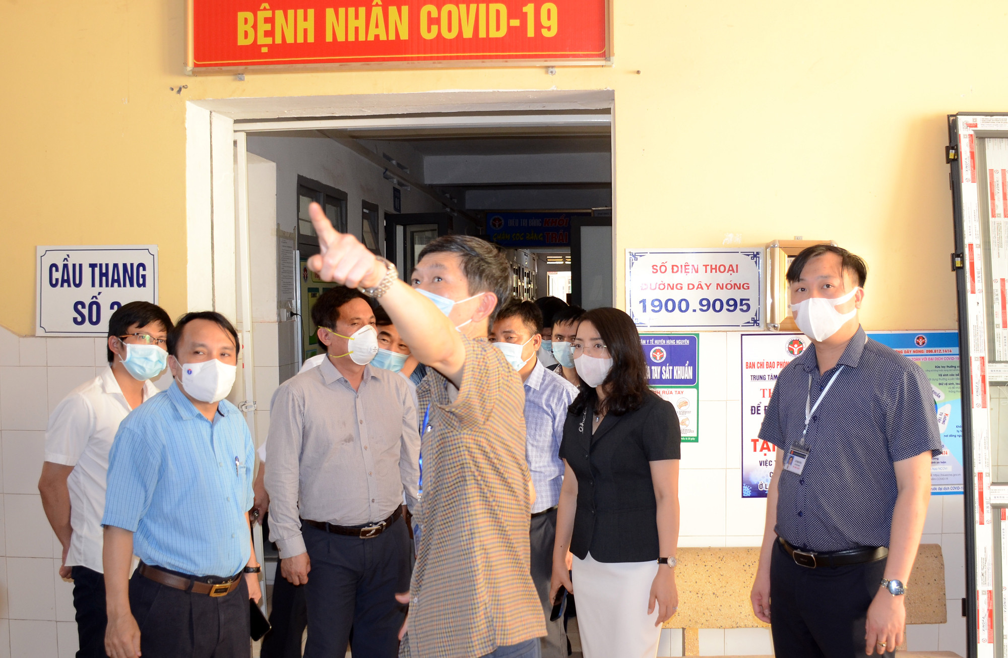 Khảo sát tiến độ xây dựng Bệnh viện Dã chiến đặt tại Trung tâm Y tế huyện Hưng Nguyên. Ảnh: Thành Chung