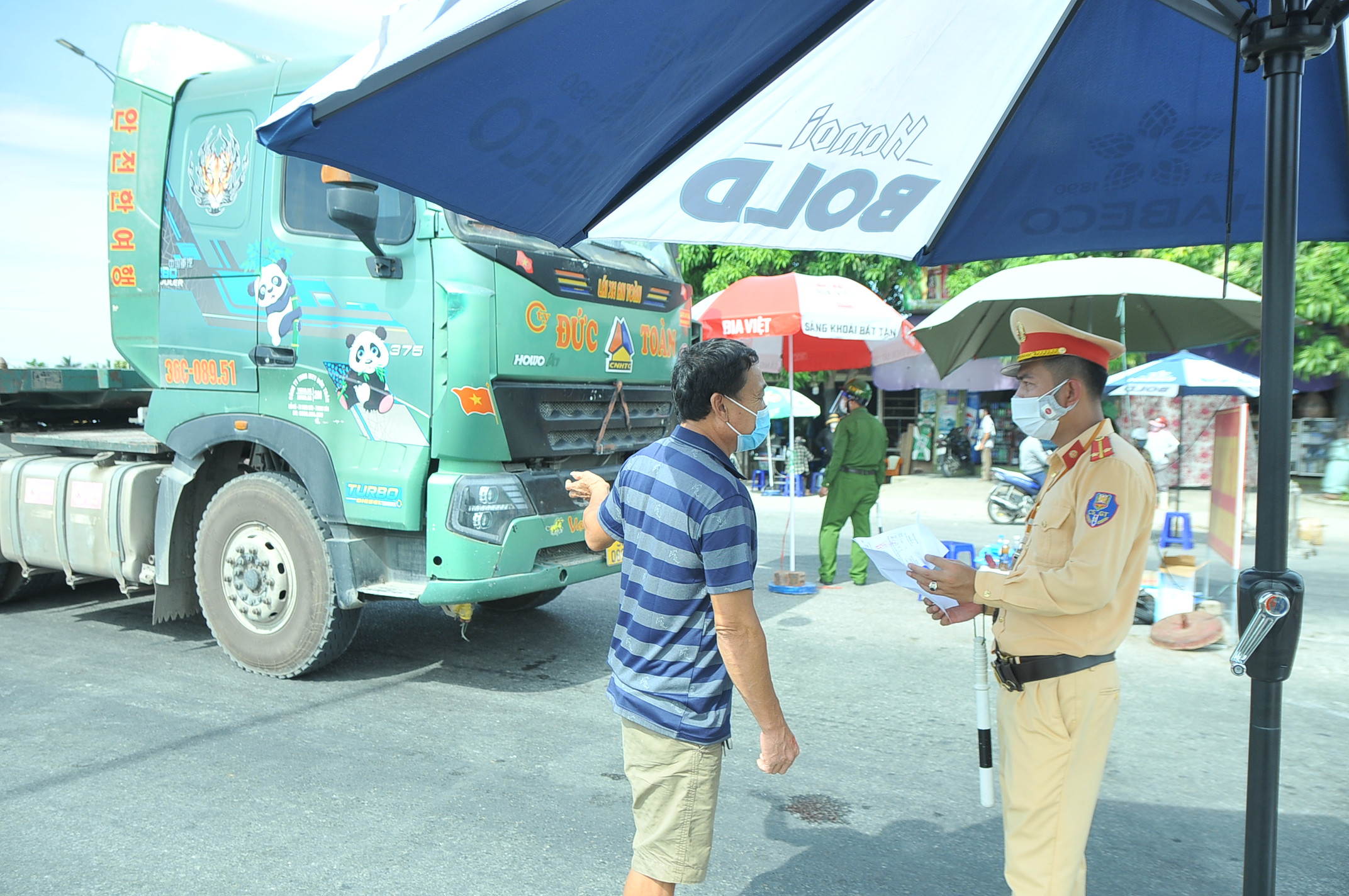 TP.Vinh đã huy động lực lượng để đảm nhận các chốt phong tỏa nhằm hạn chế người ra vào vùng dịch. Ảnh: Tiến Đông