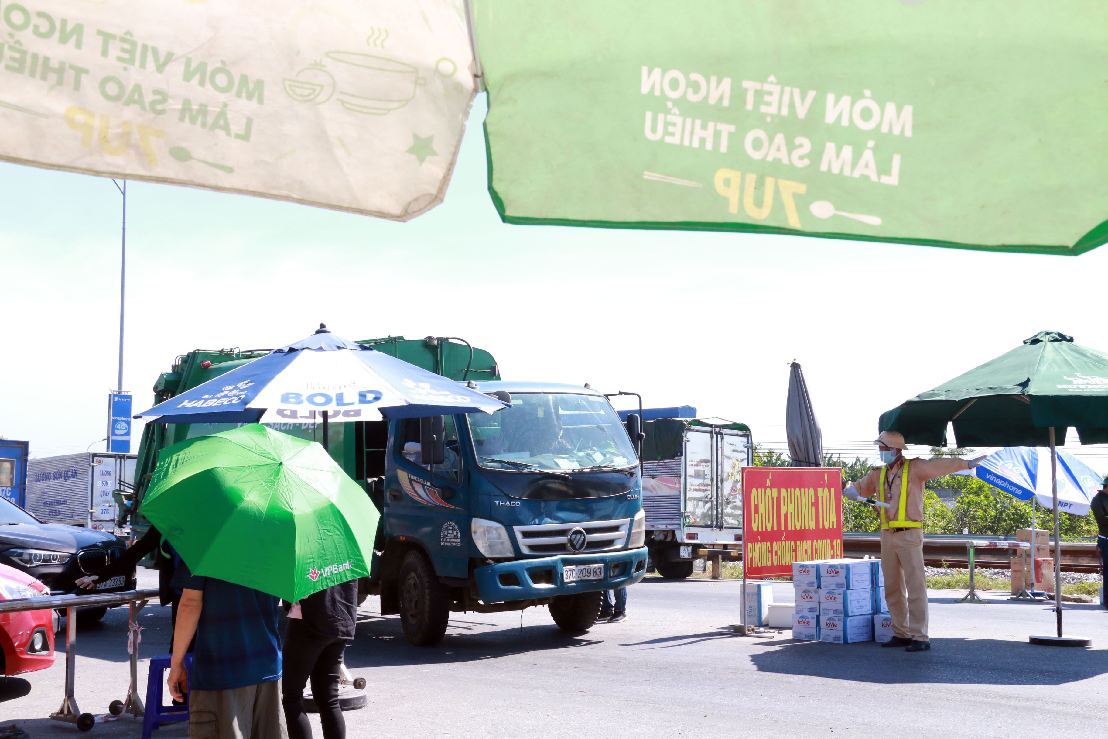 Chốt kiểm dịch trên đường Quốc lộ 1. Ảnh: MH.