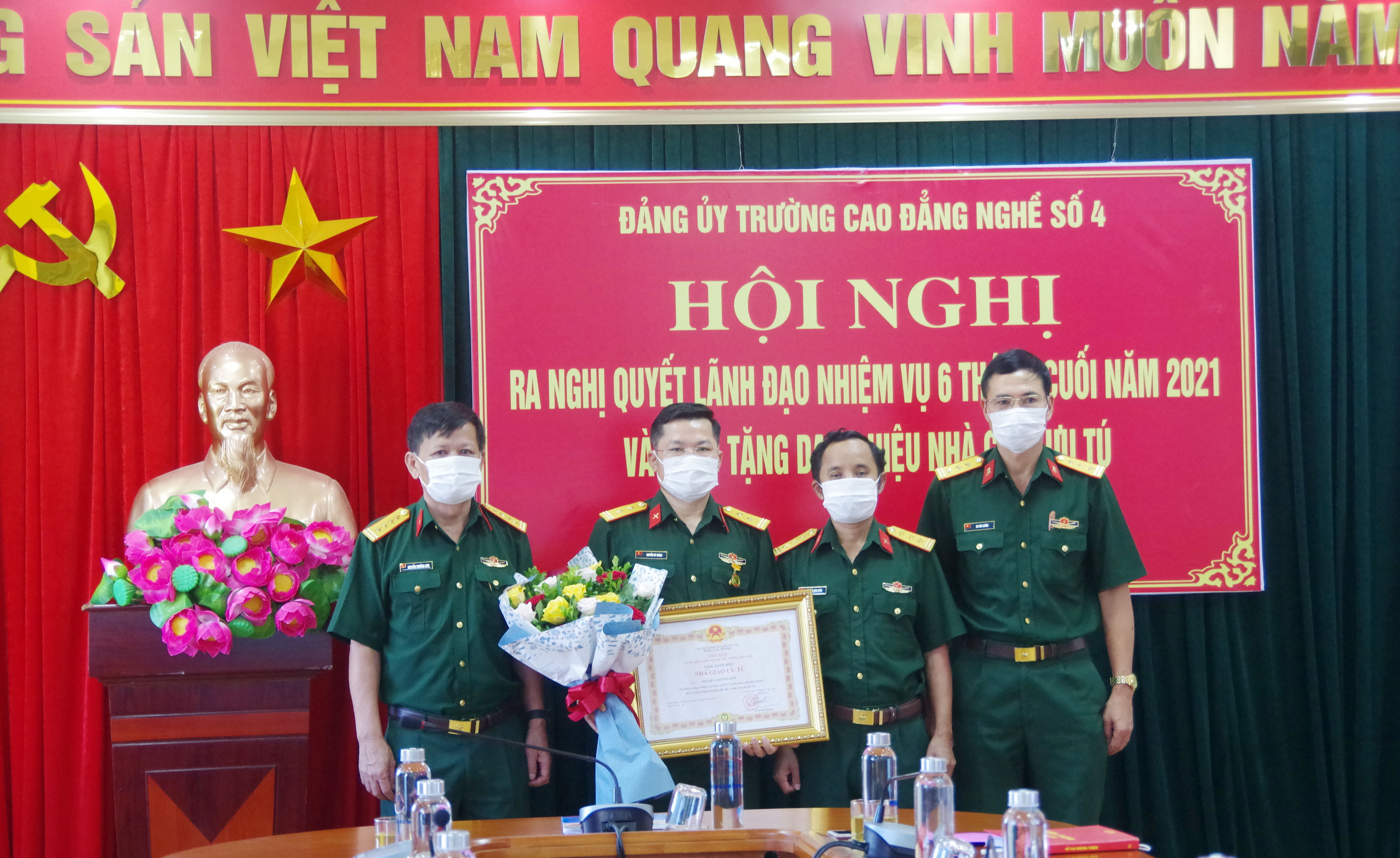 Ban giám hiệu Trường Cao đẳng nghề số 4 - Bộ Quốc phòng trao tặng danh hiệu Nhà giáo ưu tú cho Trung tá Nguyễn Bá Thành. Ảnh: Nguyễn Tình.