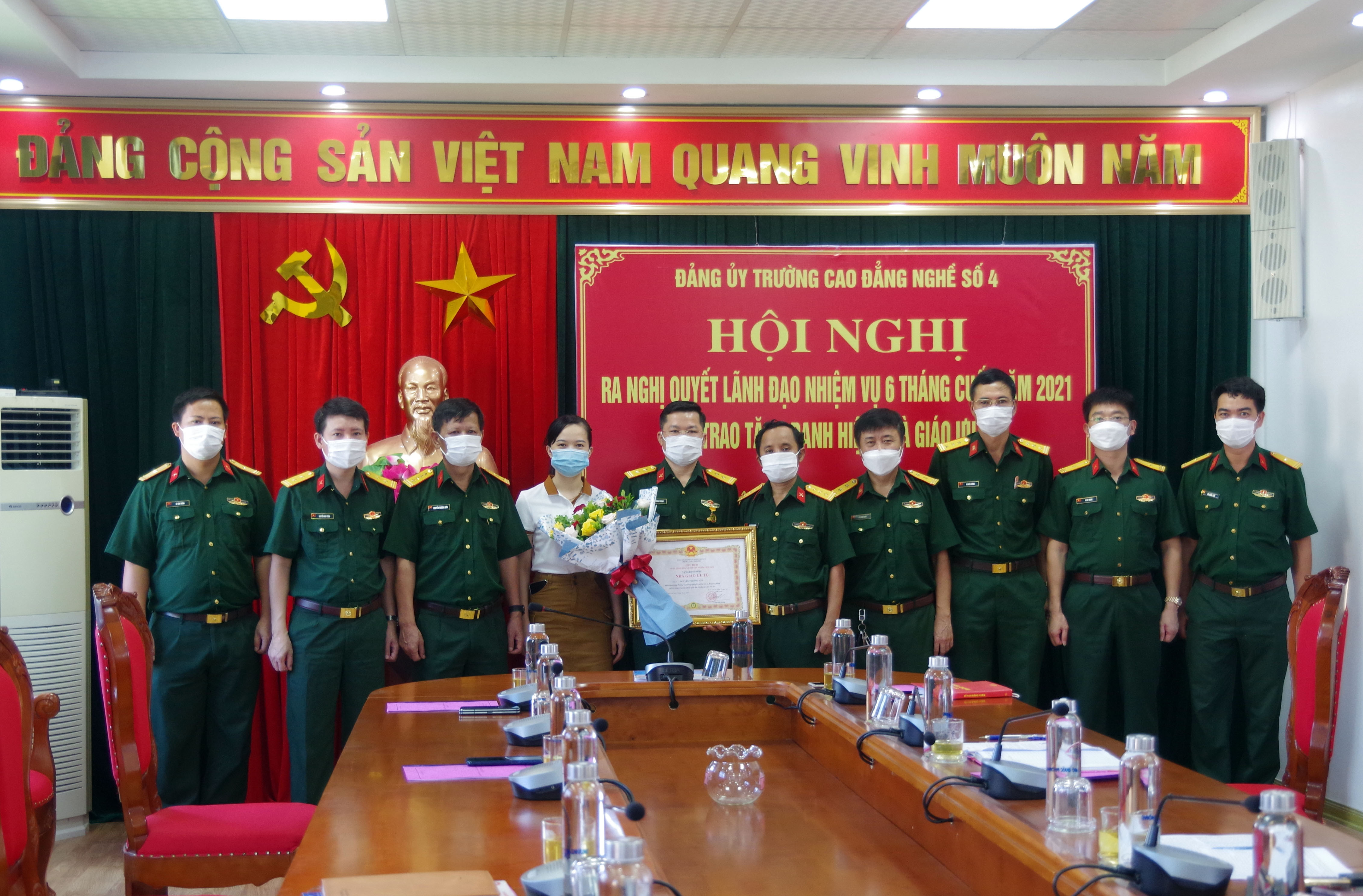 Ban giám hiệu và các đồng nghiệp tặng hoa chúc mừng Nhà giáo ưu tú Nguyễn Bá Thành. Ảnh: Nguyễn Tình