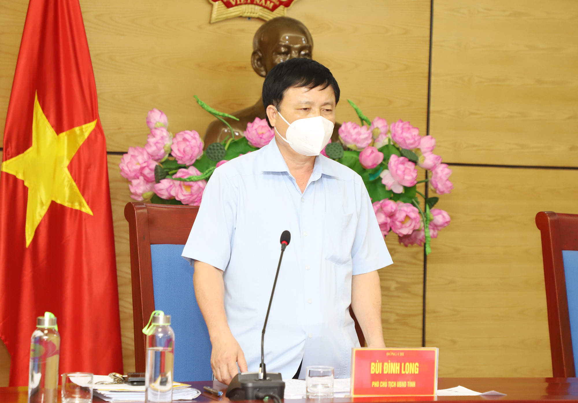 Phó Chủ tịch UBND tỉnh Bùi Đình Long phát biểu tại cuộc họp. Ảnh: Phạm Bằng