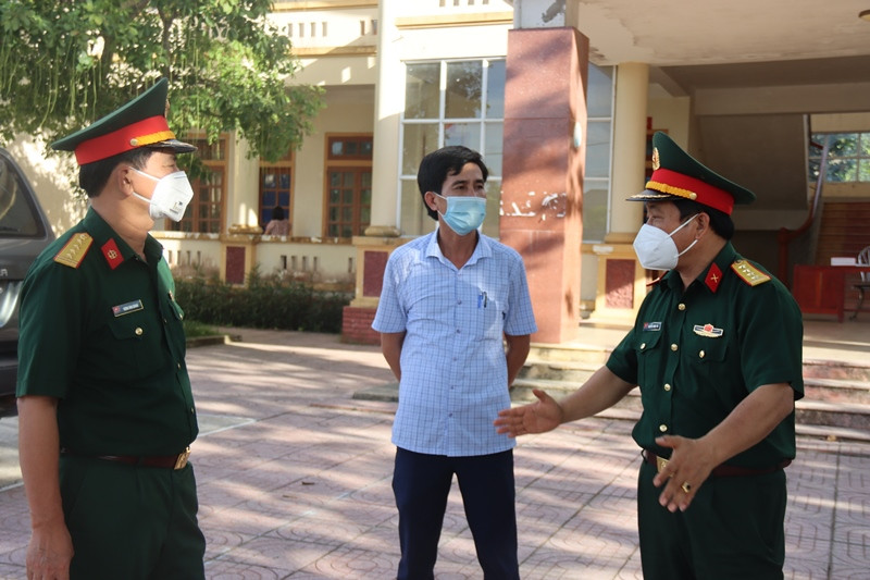 Anh 1: Đại tá Nguyễn Ngọc Hà, Ủy viên BTV tỉnh ủy, Chỉ huy trưởng Bộ CHQS tỉnh triển khai công tác phun hóa chất khử khuẩn, tiêu độc tại xã Trung Phúc Cường, huyện Nam Đàn