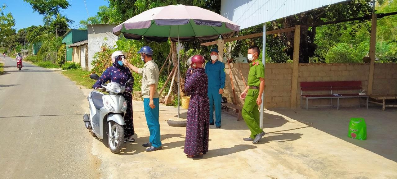 Người dân đi qua đều được đo thân nhiệt. Ảnh: Minh Thái