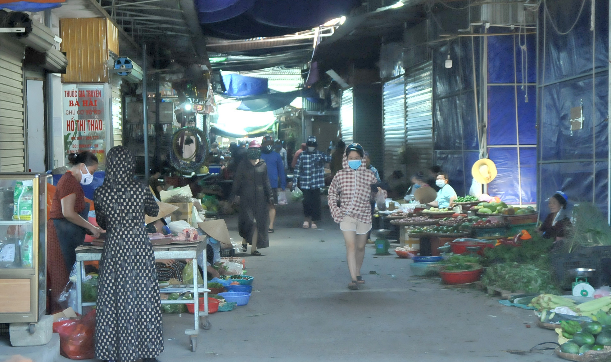 Khu vực chợ Ga Vinh sáng nay 25/6 người dân vẫn đi chợ khá tấp nập. Ảnh: Tiến Đông
