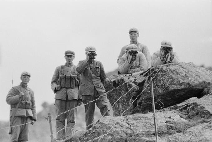 Các binh sĩ Trung Quốc canh gác đường biên biên giới trên đèo Nathu La năm 1967. Ảnh: Hulton Archive.